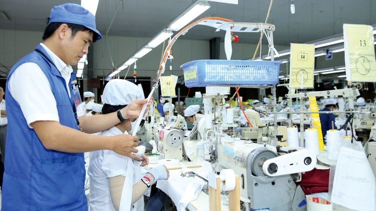 Việt Nam đang chuyển từ nền kinh tế cạnh tranh dựa vào nhân tố sang nền kinh tế cạnh tranh dựa vào hiệu quả. Ảnh: Lê Tiên