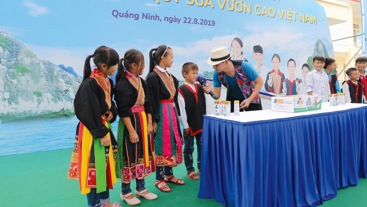 Năm 2019, Vinamilk và Quỹ sữa Vươn cao Việt Nam đã trao tặng 1.635.000 ly sữa trị giá gần 11 tỷ đồng dành cho 18.000 trẻ em của 25 tỉnh, thành trên cả nước