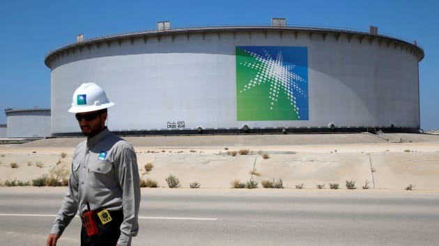 Nhân viên Aramco đi bộ gần một bể chứa dầu tại nhà máy lọc dầu Ras Tanura của Saudi Aramco tạiSaudi Arabia.Ảnh: Reuters