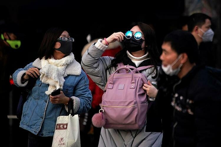 Người Trung Quốc đeo khẩu trang tại Thượng Hải. Ảnh:Reuters