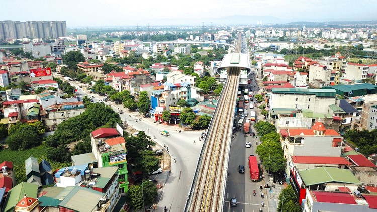 Sau nhiều lần “lỡ hẹn”, người dân vẫn phải tiếp tục mòn mỏi chờ vận hành Dự án Đường sắt đô thị Hà Nội, tuyến Cát Linh - Hà Đông. Ảnh: Lê Tiên