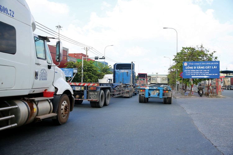 Việc mở rộng đường Đồng Văn Cống và thi công cầu Mỹ Thủy 3 sẽ góp phần giảm ùn tắc giao thông tại khu vực cảng Cát Lái. Ảnh: Lê Tiên
