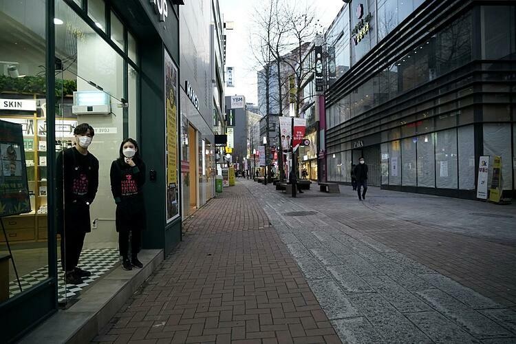Người dân đeo khẩu trang tại Daegu (Hàn Quốc). Ảnh:Reuters