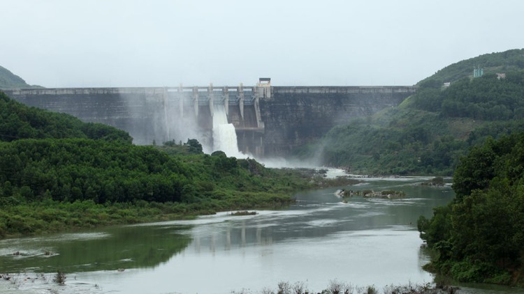 Lượng nước về các hồ chứa giảm đã gây ảnh hưởng đến hiệu suất phát điện của các nhà máy thủy điện trong năm 2019. Ảnh: Tiên Giang