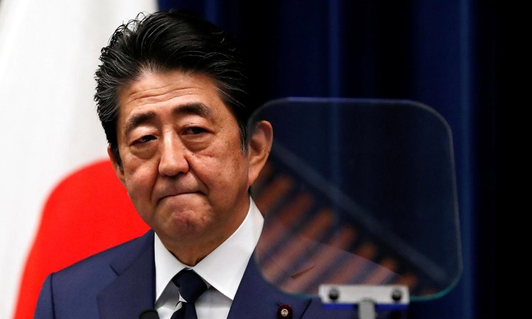 Thủ tướng Nhật Abe Shinzo trong cuộc họp báo tại Tokyo hôm 29/2. Ảnh:Reuters.