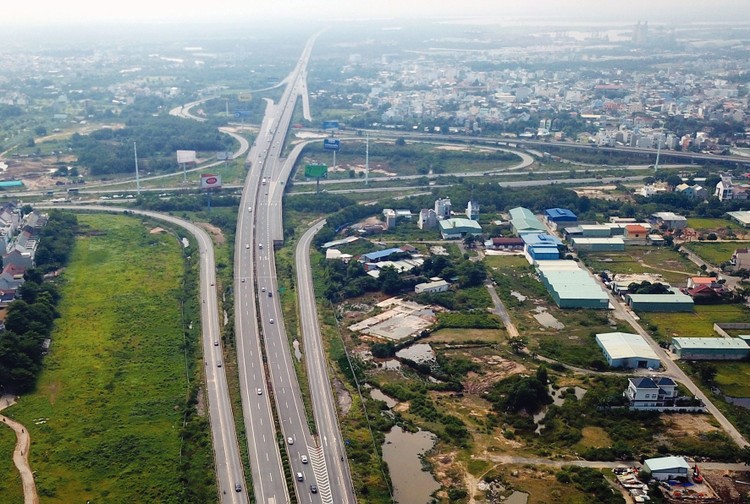 Dự án thành phần Đầu tư xây dựng đoạn Cam Lộ - La Sơn có tổng mức đầu tư 7.669 tỷ đồng với chiều dài 98 km, quy mô 2 làn xe. Ảnh: Song Lê
