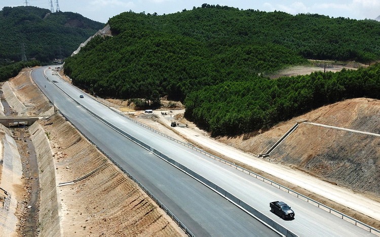 Dự án đường nối cao tốc Hạ Long - Vân Đồn (Quảng Ninh) có tổng mức đầu tư 1.299 tỷ đồng với chiều dài toàn tuyến là 11,6 km. Ảnh: Đỗ Phương