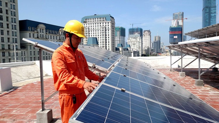 Theo Tập đoàn Điện lực Việt Nam, đến đầu tháng 3/2020 đã có tổng cộng hơn 24.300 dự án điện mặt trời áp mái được lắp đặt vận hành với tổng công suất 465,8 MWp