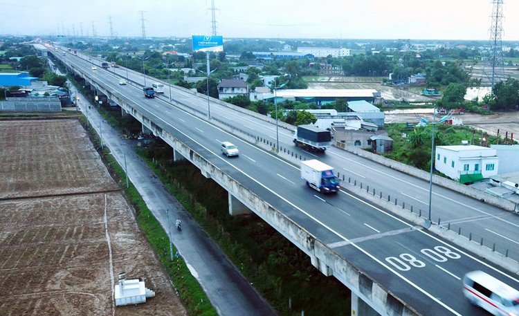 Các nhà thầu đã thi công đạt hơn 35% khối lượng của Dự án cao tốc Trung Lương - Mỹ Thuận. Ảnh: Lê Tiên