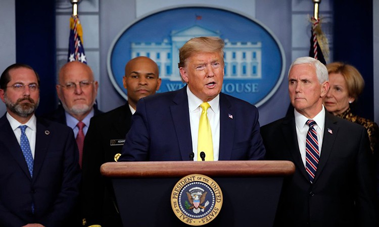 Tổng thống Donald Trump (giữa) phát biểu trong cuộc họp báo ở Nhà Trắng hôm 9/3. Ảnh:AP.