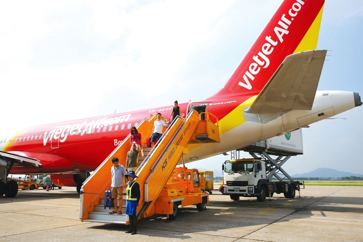 Hãng hàng không Vietjet đã khởi động Ủy ban khẩn cấp phòng chống dịch nhằm góp phần giải quyết phương tiện đi lại an toàn cho hành khách. Ảnh: Lê Tiên