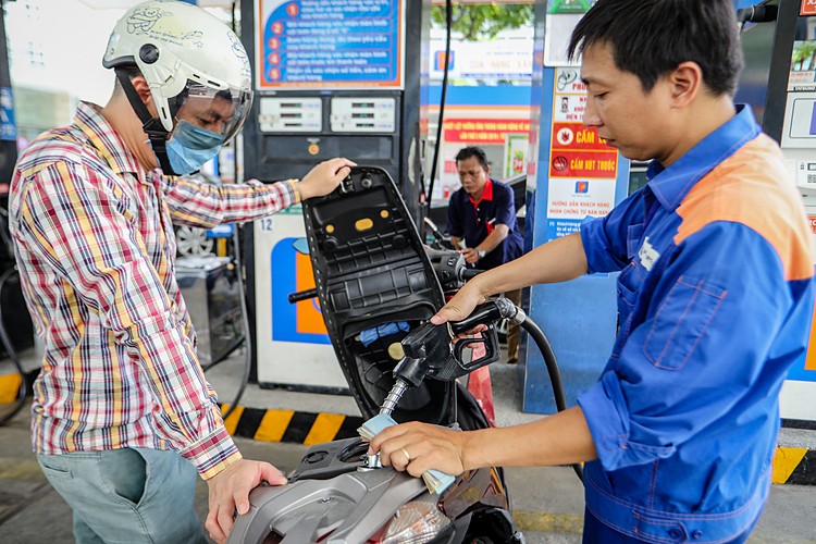 Nhân viên Petrolimex bán xăng dầu cho khách. Ảnh:Thành Nguyễn.