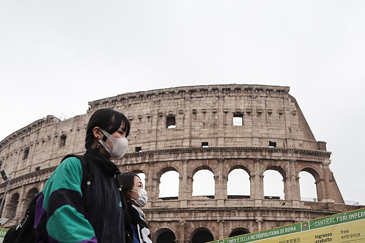 Du khách đeo khẩu trang bên ngoài Đấutrường La Mã (Rome)hôm 1/2.Ảnh: AFP