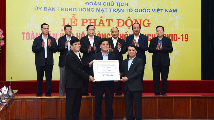 Phó Tổng giám đốc EVN Võ Quang Lâm (đứng giữa) trao số tiền ủng hộ 3 tỷ đồng của Tập đoàn và các tổng công ty trực thuộc