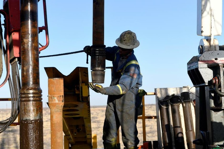 Công nhân tại một cơ sở khai thác dầu ở Texas (Mỹ). Ảnh:Reuters