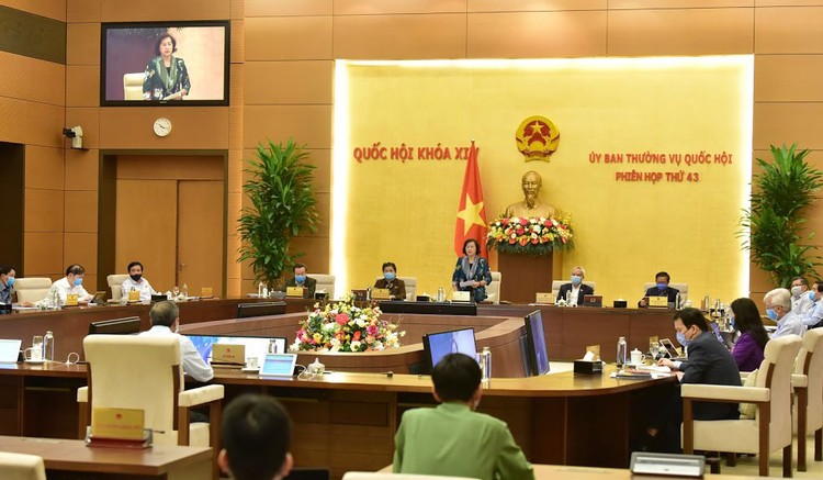 Chủ tịch Quốc hội Nguyễn Thị Kim Ngân phát biểu bế mạc Phiên họp thứ 43 của Ủy ban Thường vụ Quốc hội. Ảnh: Quang Khánh