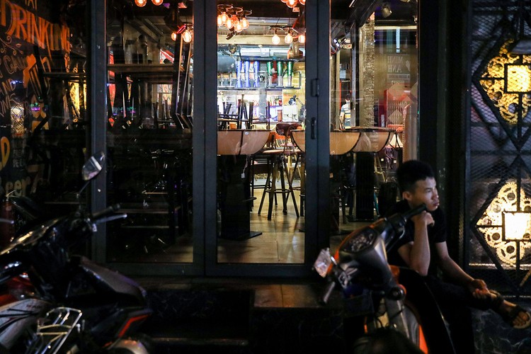 Hàng loạt nhà hàng, quán bar, beerclub, massage tại phố đi bộ Bùi Viện đóng cửa tối 14/3. Ảnh:Quỳnh Trần