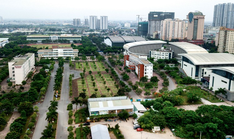 Gói thầu 2 Duy trì cây xanh thảm cỏ năm 2020 tại Trung tâm Huấn luyện và thi đấu thể dục thể thao Hà Nội có giá gói thầu là 4,392 tỷ đồng. Ảnh: Lê Tiên