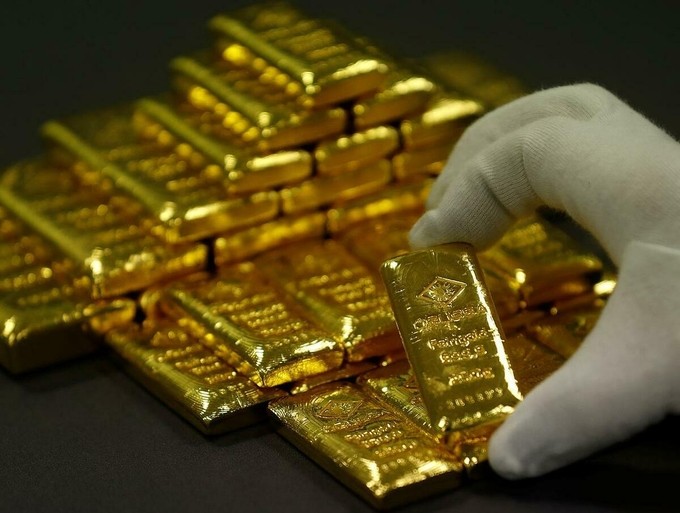 Nhân viên sắp xếp vàng thỏi tại một nhà máy ở Vienna (Áo). Ảnh: Reuters.