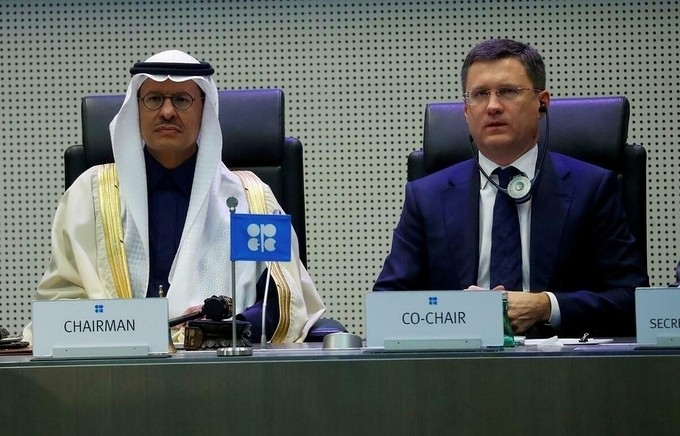 Bộ trưởng Năng lượng Saudi Arabia Abdulaziz bin Salman Al-Saud và Bộ trưởng Năng lượng Nga Alexander Novak trong cuộc họp tháng 12/2019. Ảnh:Reuters