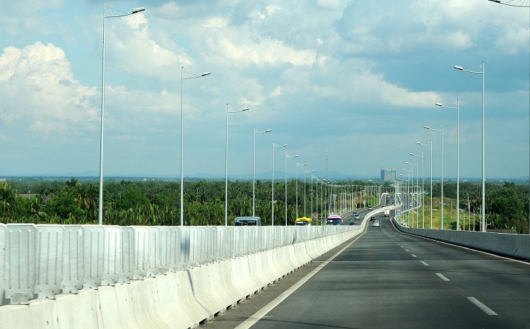 Việc đưa vào vận hành một số đoạn trên tuyến cao tốc Bắc - Nam phía Đông trong tương lai sẽ làm giảm lưu lượng xe tại các dự án BOT trên Quốc lộ 1. Ảnh: Nhã Chi