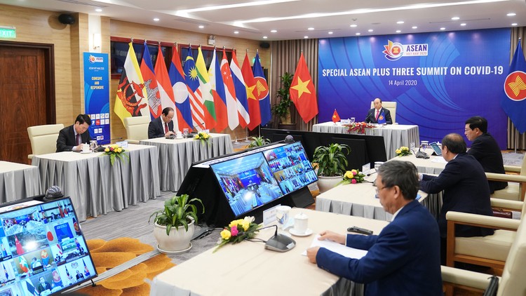 Thủ tướng Nguyễn Xuân Phúc chủ trì Hội nghị Cấp cao đặc biệt trực tuyến ASEAN+3 về ứng phó dịch bệnh Covid-19. Ảnh: Hiếu Nguyễn
