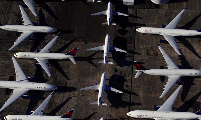 Các máy bay của Delta "đắp chiếu" vì Covid-19 tại sân bay ở Alabama cuối tháng trước. Ảnh: Reuters