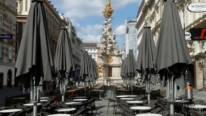 Một quán ăn nhẹ tại Vienna, Áo đóng cửa vì đại dịch. Ảnh: Reuters