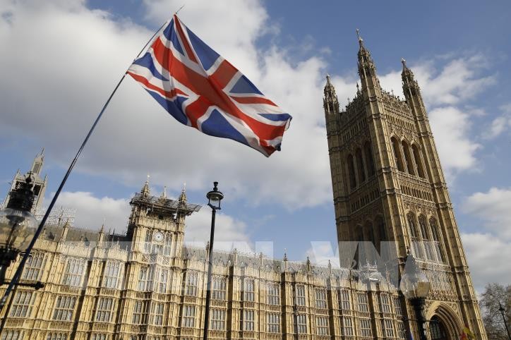 Cờ Liên hiệp Vương quốc Anh và Bắc Ireland tung bay gần Tòa nhà Quốc hội ở thủ đô London. Ảnh: AFP/TTXVN 