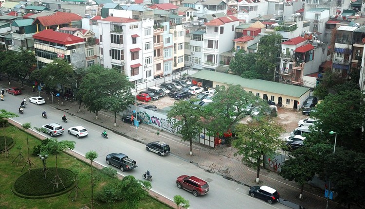 Khu đất tại số 125 Văn Cao, phường Liễu Giai (Hà Nội) hiện vẫn đang được quây tôn và trở thành điểm trông giữ xe. Ảnh: Lê Tiên