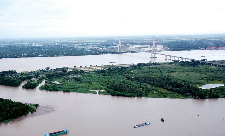 Đối với các công trình lớn tại khu vực Đồng bằng sông Cửu Long, chủ đầu tư và đơn vị thi công đang gặp nhiều khó khăn để đáp ứng nguồn cung vật liệu xây dựng. Ảnh: Lê Tiên