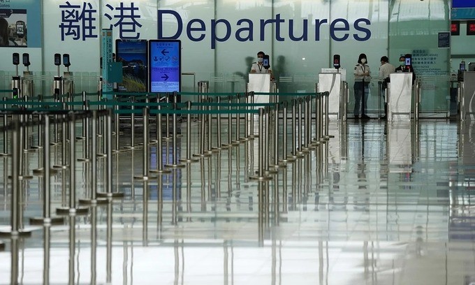 Ga đi của sân bay quốc tế Hong Kong vắng lặng trong mùa dịch. Ảnh: SCMP