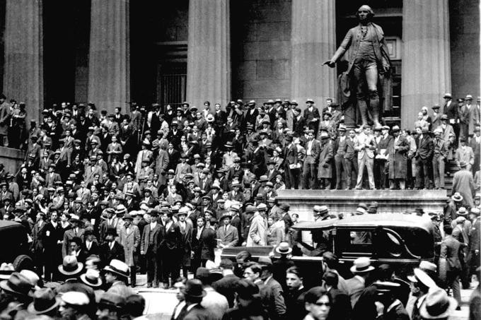 Dân chúng tập trung tại Sở giao dịch chứng khoán New York vào "Thứ Năm Đen", ngày 24/10/1929. Ngày sau đó, hàng ngàn nhà đầu tư đã mất tiền trong vụ sụp đổ thị trường chứng khoán tồi tệ nhất trong lịch sử Phố Wall. Ảnh: AP.