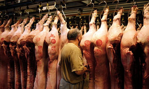 Một quầy thịt lợn ở Thượng Hải. Ảnh: NYTimes