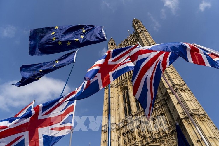 Cờ Anh (phía dưới) và cờ EU (phía trên) tại London, Anh ngày 28/3/2019. Ảnh: AFP/ TTXVN