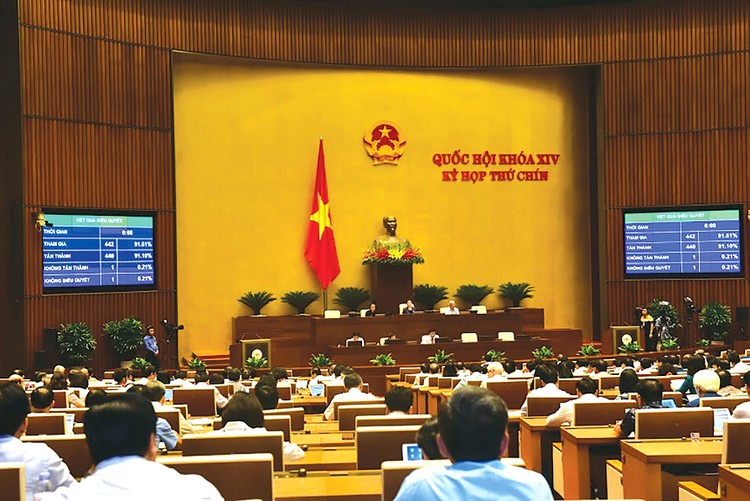 440/442 đại biểu Quốc hội đã tán thành thông qua Nghị quyết về Chương trình giám sát của Quốc hội năm 2021. Ảnh: Quang Khánh