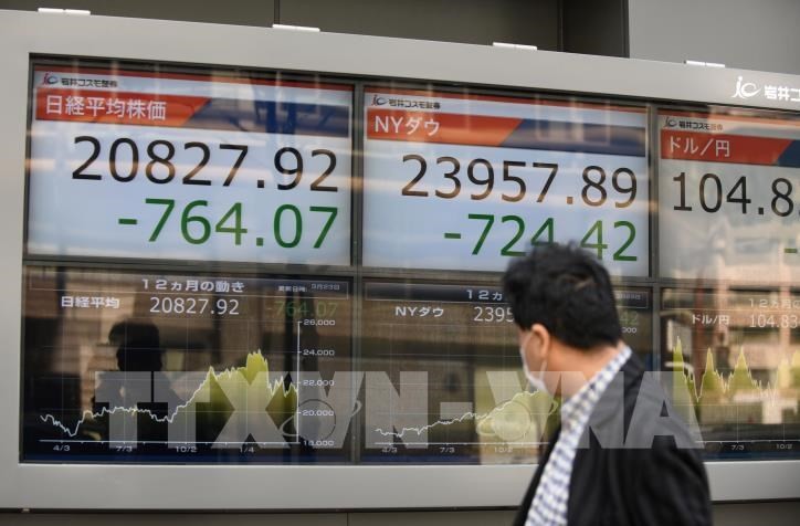 Bảng tỉ giá chứng khoán tại thủ đô Tokyo, Nhật Bản. Ảnh: AFP/TTXVN