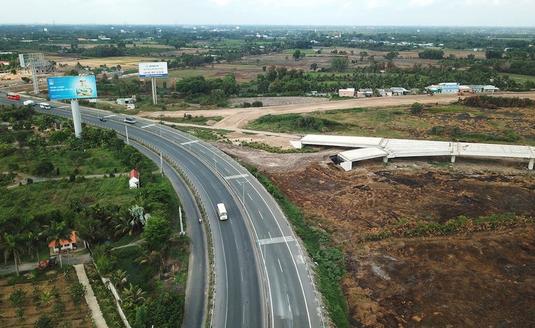Dự án Đầu tư xây dựng công trình đường cao tốc Mỹ Thuận - Cần Thơ, giai đoạn 1 có tổng mức đầu tư 4.827,32 tỷ đồng, sử dụng nguồn ngân sách trung ương. Ảnh: Lê Tiên