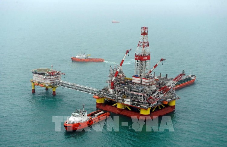 Giá dầu châu Á tăng nhẹ nhờ nguồn cung thắt chặt hơn. Ảnh: AFP/TTXVN