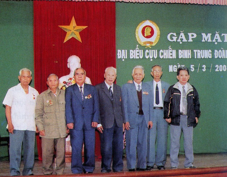 Đồng chí Trần Kiên (giữa) cùng đồng đội
