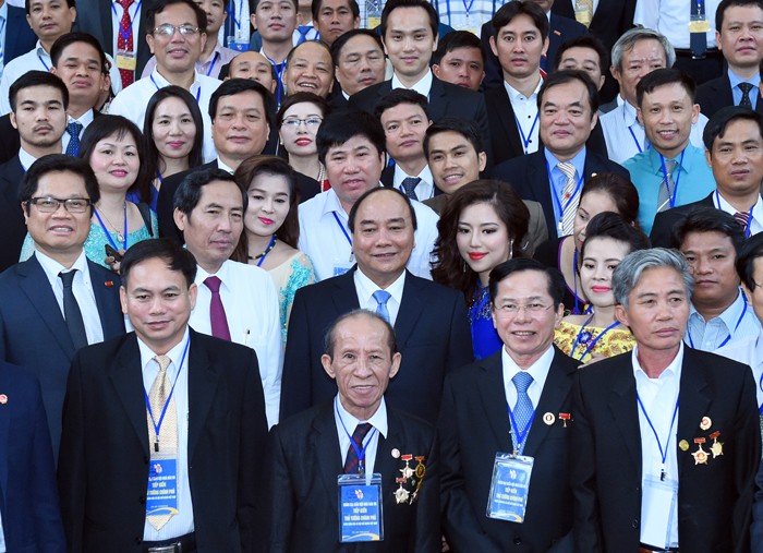 Thủ tướng Chính phủ Nguyễn Xuân Phúc gặp gỡ các đại biểu Chương trình Nhà báo đồng hành cùng doanh nghiệp, doanh nhân lần thứ hai, tổ chức ngày 10/6/2016 tại Hà Nội. Ảnh: Quang Hiếu