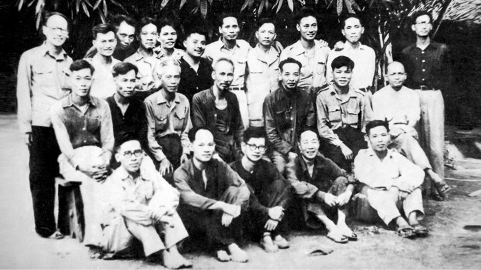Hồ Chủ tịch và toàn thể Hội đồng Chính phủ, Phó Thủ tướng Phạm Văn Đồng bá vai ông Phan Anh và đồng chí Đặng Việt Châu (người thứ 4 từ phải sang) Ảnh chụp cuối năm 1950
