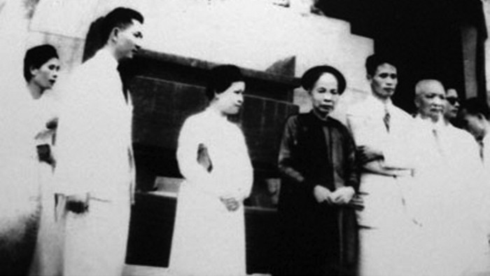 Từ trái sang gồm nhà tư sản Hòa Tường, ông Trịnh Văn Bô, bà Hoàng Thị Minh Hồ, mẹ ông Trịnh Văn Bô, cố Thủ tướng Phạm Văn Đồng trước thềm Nhà hát Lớn tại Tuần lễ vàng 1945