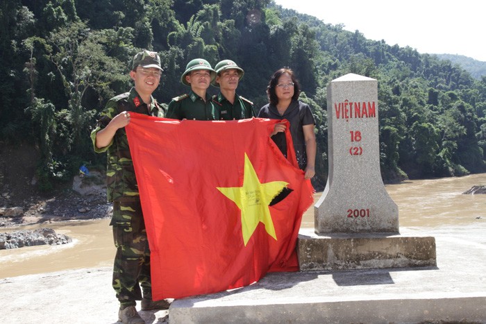 Trao tặng lá Quốc kỳ từ đảo Sinh Tồn Đông (huyện đảo Trường Sa, Khánh Hòa) cho cán bộ chiến sĩ Trạm Biên phòng Kẻng Mỏ bên mốc 18.2