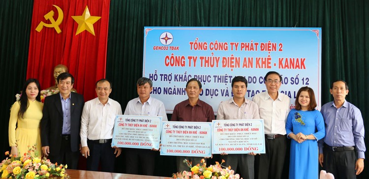 Ông Nguyễn Duy Lăng, Phó Tổng giám đốc Tổng công ty Phát điện 2 kiêm Giám đốc Công ty Thủy điện An Khê - Ka Nak (thứ 3 từ phải qua) trao tiền hỗ trợ cho các đơn vị