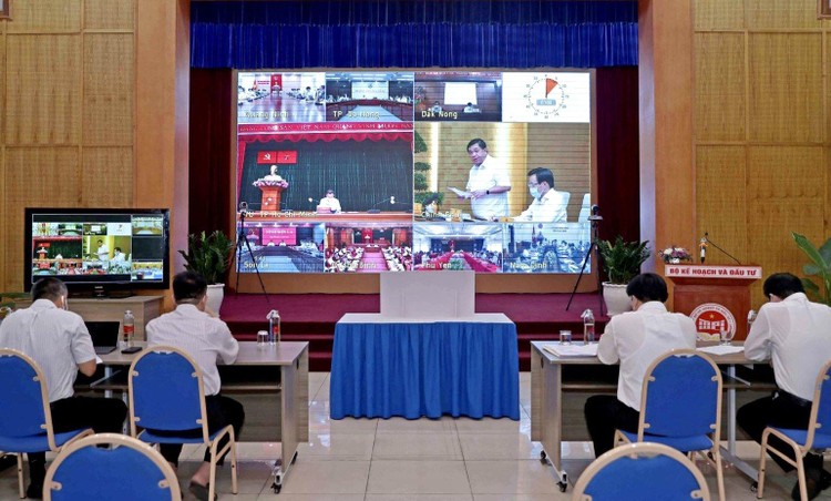 Bộ trưởng Nguyễn Chí Dũng phát biểu tại Hội nghị (ảnh chụp từ điểm cầu Bộ Kế hoạch và Đầu tư). Ảnh: Đức Trung 