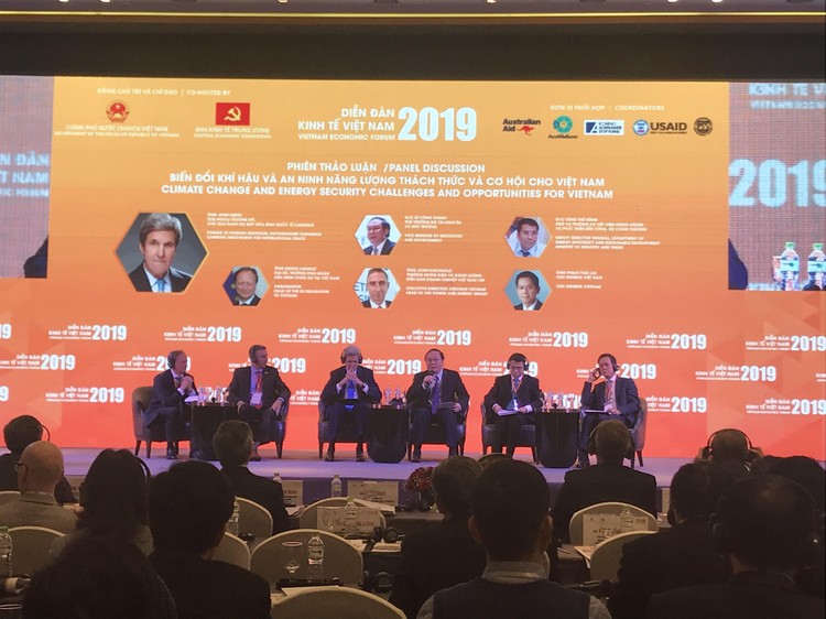 Các đại biểu tham dự Phiên thảo luận về Biến đổi khí hậu và an ninh năng lượng tại Diễn đàn Kinh tế Việt Nam 2019