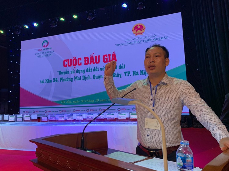 Ông Nguyễn Văn Mạnh, Giám đốc Công ty Đấu giá hợp danh DVL điều hành cuộc đấu giá