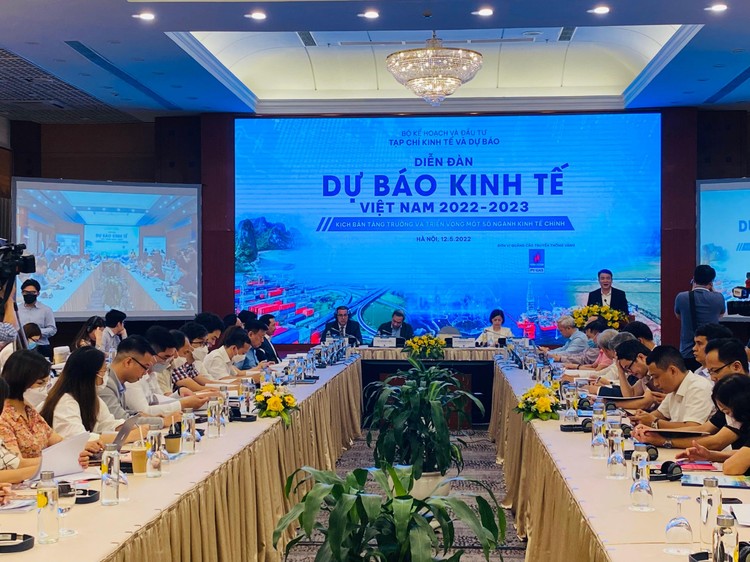 Thứ trưởng Bộ Kế hoạch và Đầu tư Trần Quốc Phương phát biểu khai mạc Diễn đàn Dự báo Kinh tế Việt Nam 2022-2023 