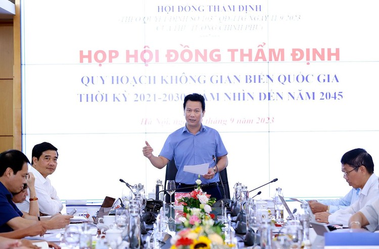 Bộ trưởng Bộ TN&MT Đặng Quốc Khánh, Phó Chủ tịch Hội đồng chủ trì và điều hành cuộc họp của Hội đồng Thẩm định Quy hoạch không gian biển quốc gia thời kỳ 2021 - 2030, tầm nhìn đến năm 2045 (Ảnh: Bộ TN&MT)
